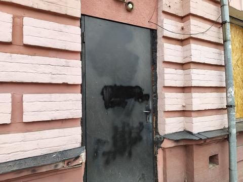 зафарбований напис на дверях з Цоєм у Сумах