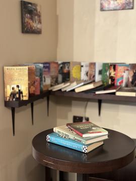 Книжкова поличка, з якої можна брати книги