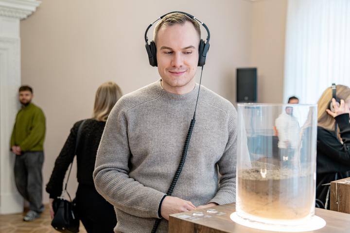 liudyna slukhaie audiozapys i usmishka Людина слухає аудіозапис і усміхається