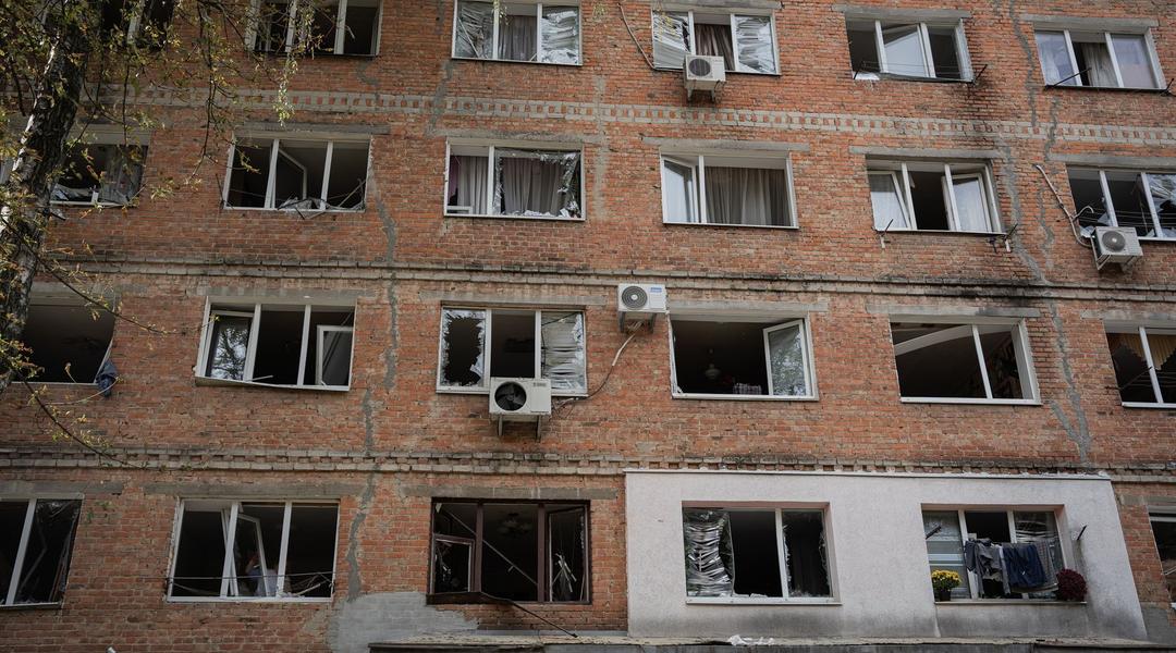 Пошкоджена багатоповерхівка в Сумах внаслідок обстрілу