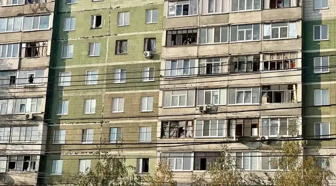 Вибиті вікна внаслідок російського обстрілу в Сумах