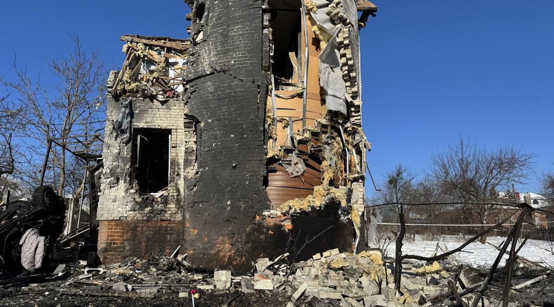 Зруйнований будинок внаслідок обстрілу в Сумах