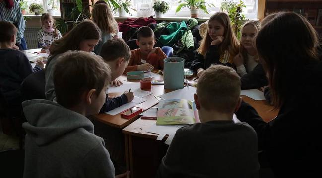 Діти зібралися в коло. Вони обговорюють важливі теми та розфарбовують картинки.
