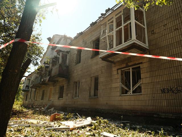 Зруйнований будинок на одній із вулиць у Сумах
