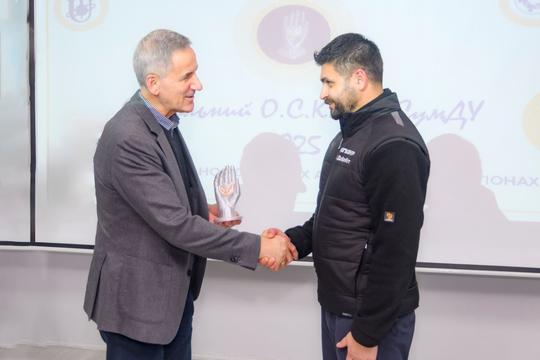 вручають відзнаку Олексію Клюєву в СумДУ