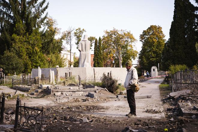Чоловік на фоні руйнувань на Центральному кладовищі у Сумах через обстріл КАБами