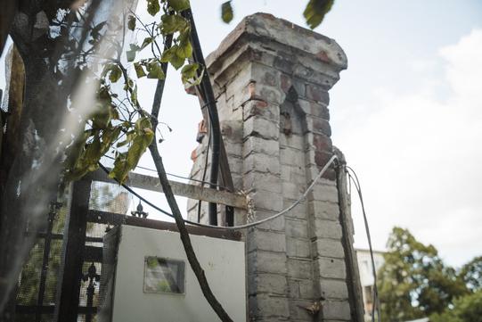 Цегляна колона старого історичного будинку в Сумах