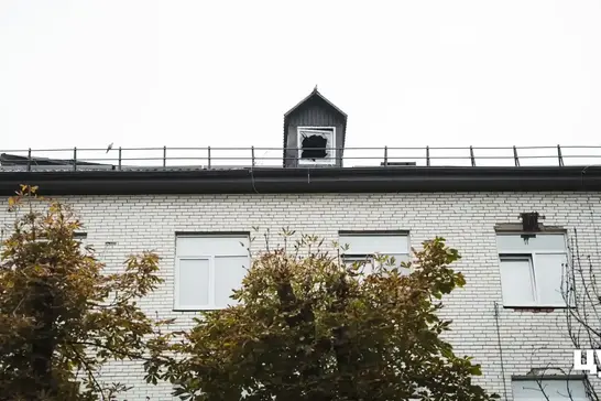 poshkodzhenyi dakh u polohovomu v sumakh Пошкоджений дах у пологовому будинку в Сумах