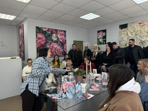 Учасники стаді туру в півонієвій галереї-шоурумі