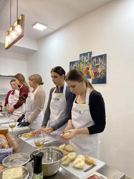 zhinky hotuiut stravu na kulinarnomu maisterklasi