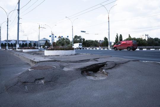 Дірки в Харківському мосту в Сумах