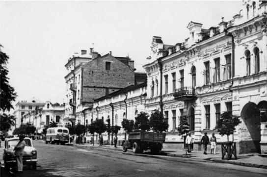 Який вигляд мала садиба на Покровській площі.