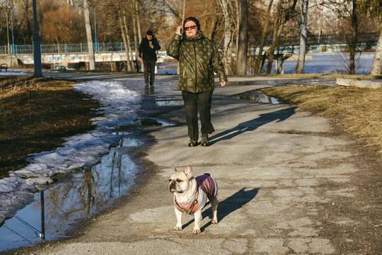 Сум'янка з улюбленцем неподалік студентського пляжу