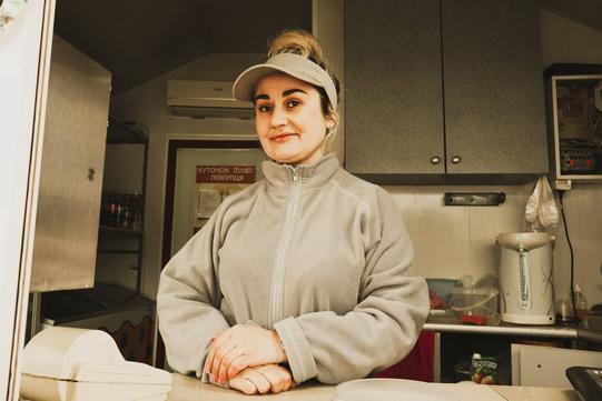 Жінка у сірому вбранні