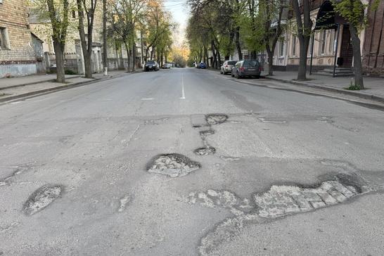 Бруківка під асфальтом у Сумах