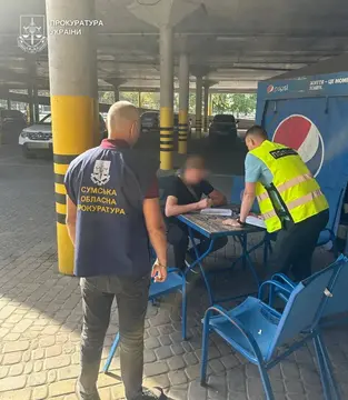 pidozryuvanyy razom iz pravookhoronnymy organamy Правоохоронці й підозрюваний на Сумщині