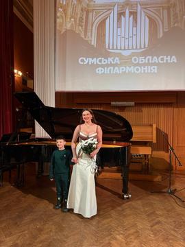 sumsʹka spivachka viktoriya morozova iz synom Сумська співачка Вікторія Морозова із сином