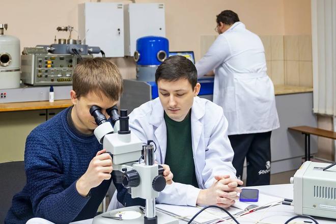 Науковці СумДУ перед мікроскопом