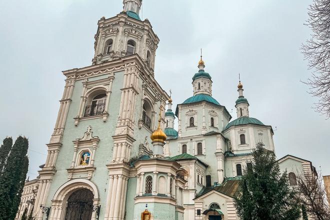 Воскресенська церква у Сумах з високою дзвіницею, бірюзовими банями й золотими куполами під хмарним небом