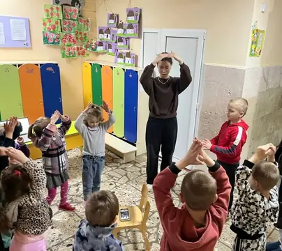 kyrylo z krolevtsya z dit my v sadochku Кирило грається з іншими дітками