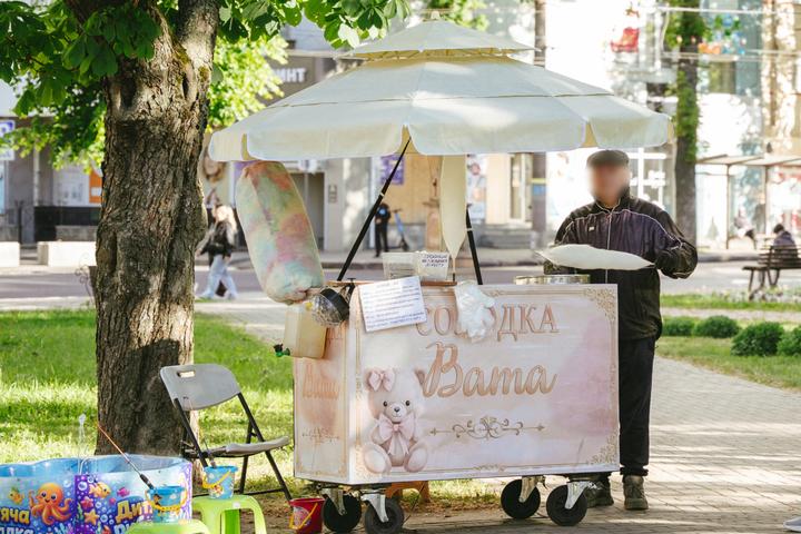 В Сумах поблизу пам'ятнику Цукру продають солодку вату