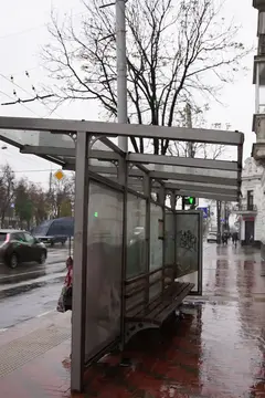 Сумська зупинка громадського транспорту з вибитим дахом