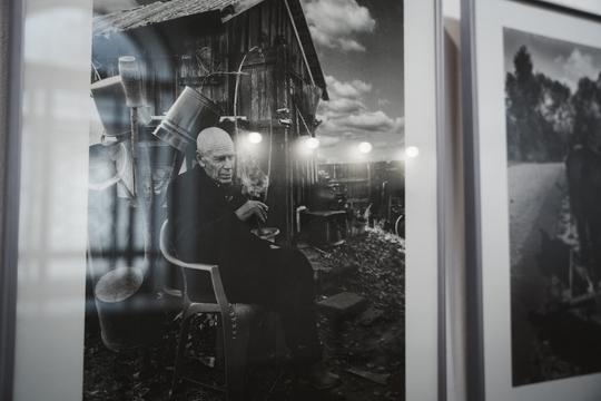 Літній чоловік на фото у виставці