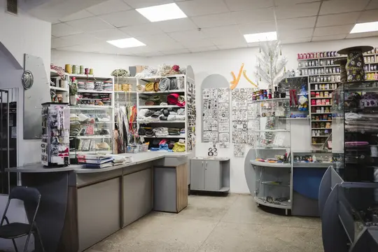Стенди, шафи й товар, що є в крамниці.