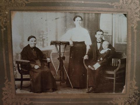 фото чотирьох поколінь сумської родини