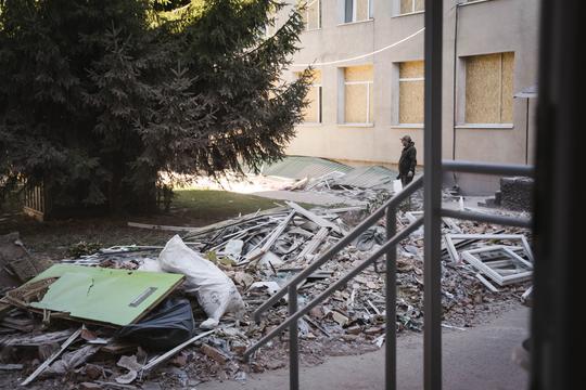 Будівельне сміття під корпусом школи, у якому забиті осб-плитами вікна