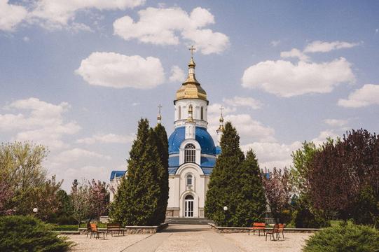 Храм Святої мучениці Валентини УПЦ у межах кампусу СНАУ.
