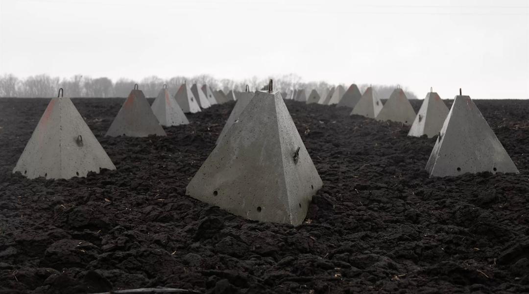 Так звані «зуби дракона» виконують функцію протитанкової оборони. Один «зуб» важить 300 кілограмів. Фото: Стоянова Ніколєтта, DonbasFrontliner image 2024 04 03 16 01 22