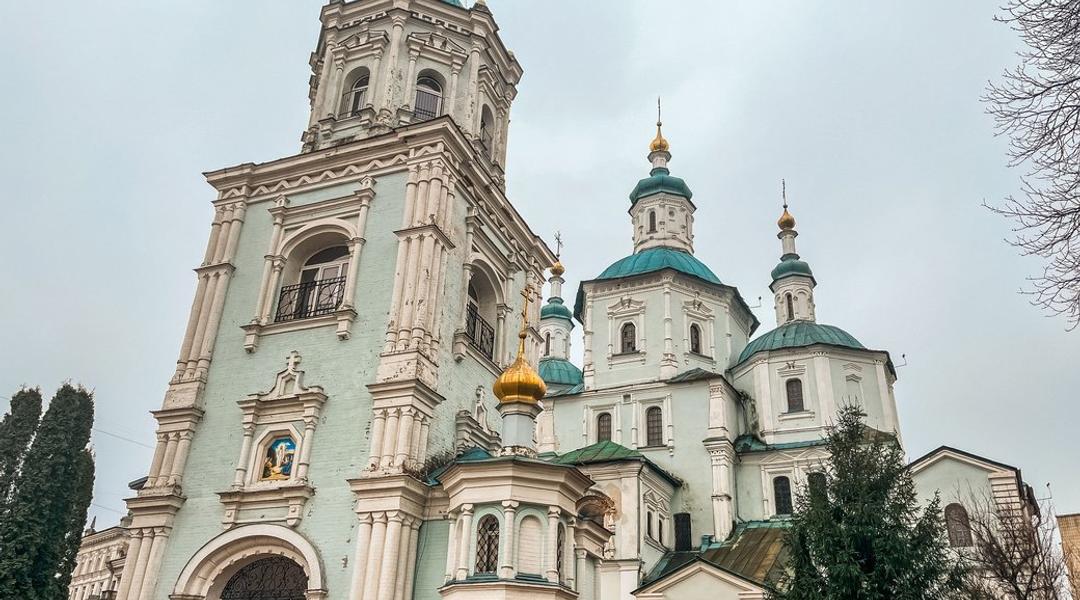 Воскресенська церква. Воскресенська церква у Сумах з високою дзвіницею, бірюзовими банями й золотими куполами під хмарним небом