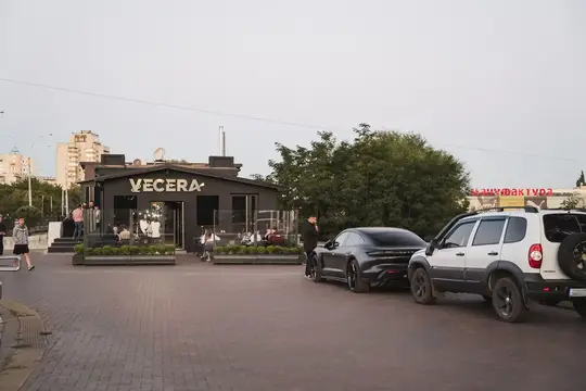 Автомобілі біля Вечери