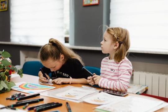 dity tsentri pidtrymky simi studentskyi leleka Діти малюють у Центрі підтримки сім'ї Студентський лелека