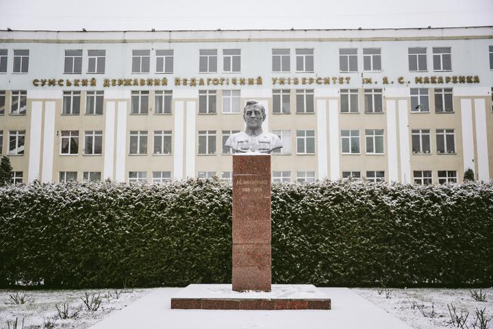Пам'ятник Антону Макаренку у Сумах взимку 2026 року