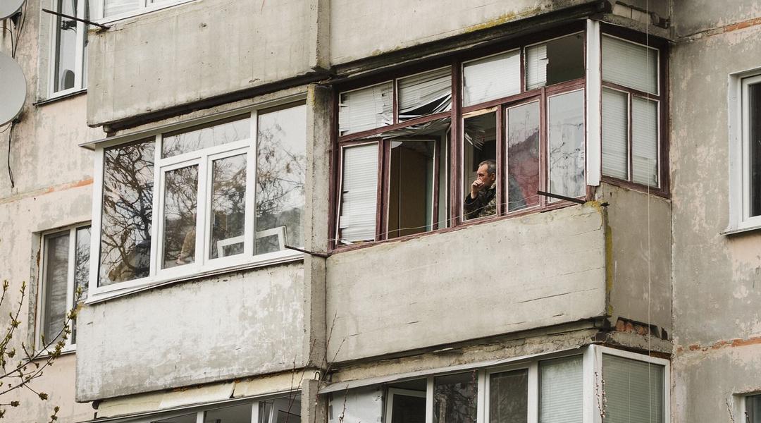 Вибиті вікна в будинку в Сумах