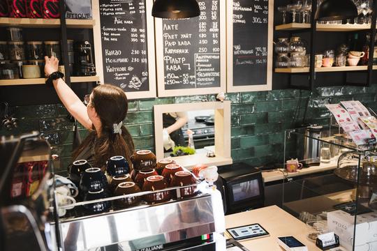 Офіціантка в ресторані Сусіди в Сумах