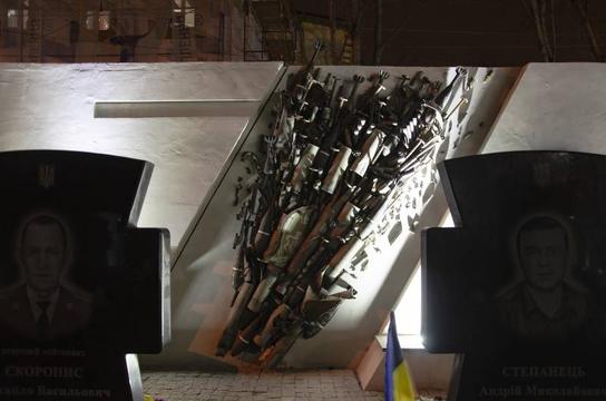 На центральній стіні алеї почепили стелу з металевої зброї, яку привезли з зони бойових дій.