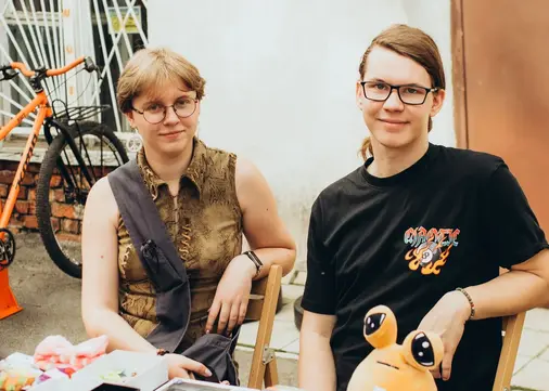 Люди на барахолці у Дворику на Кузнечній, Суми