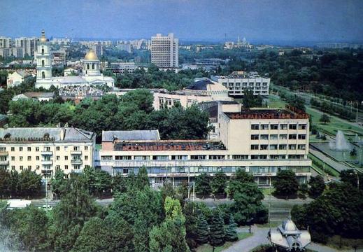 Центральний будинок побуту звели в середмісті Суум. Його оточують дерева та фонтани.