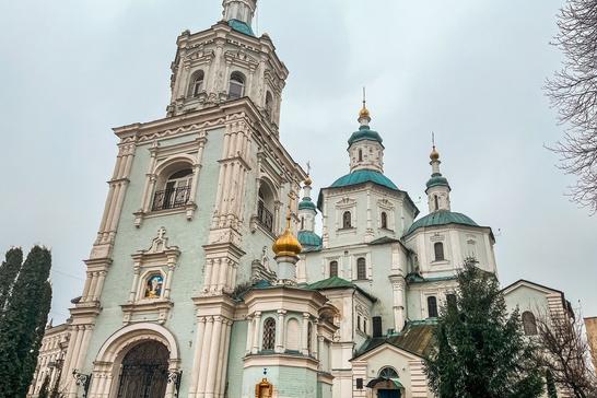 Воскресенська церква. Воскресенська церква у Сумах з високою дзвіницею, бірюзовими банями й золотими куполами під хмарним небом