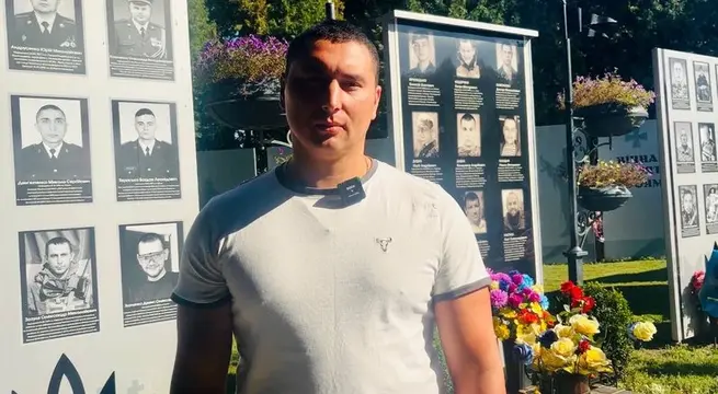 Сергій Бутко біля алеї пам'яті в Андріяшівці
