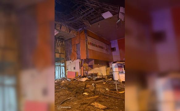Пошкоджений ТРЦ у Сумах внаслідок атаки