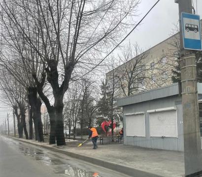 1 Фото СМР КП «Шляхрембуд» прибирає зупинки.