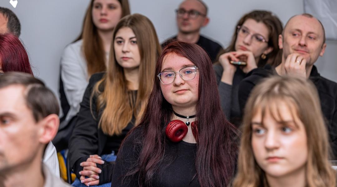 Дівчина слухає про гранти