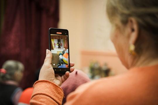 Учасниця Українського товариства глухих у Сумах знімає святкове відео