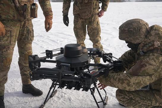 ukrayinsʹki biytsi zapuskayutʹ dron na sumshchyni Українські бійці запускають дрон на Сумщині