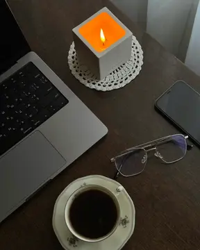 svichka na stoli svichka na stoli bilia noutbuku