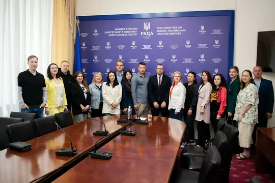 народний депутат Віталій Безгін з учасниками програми школа майбутнього депутата